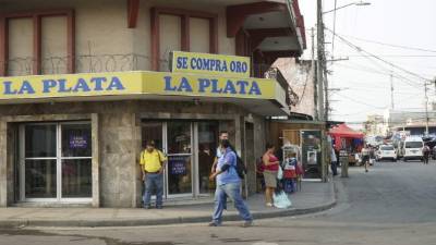 En Casa la Plata, las personas llegan a empeñar joyería; esperan que afluencia aumente 30%.