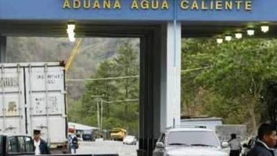 Detienen 51 cubanos en la aduana de Agua Caliente frontera con Guatemala.