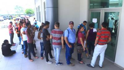 Los ciudadanos acuden desde temprano al Palacio Judicial para efectuar el proceso de obtención de documento.