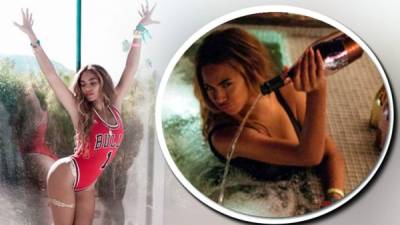 Beyoncé aparece vertiendo el contenido de una botella de champán Armand de Brignac que cuesta 20 mil dólares.