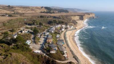 En algunas playas de California, los vecinos millonarios cobran una tarifa de 100 dólares al año para que la gente pueda acceder al territorio, que es público por ley./Fotos: AFP.