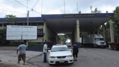 Transportistas aseguran que el flujo en las aduanas es más rápido. Imagen del paso por frontera de Agua Caliente.