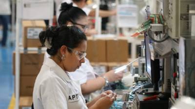 Mujeres trabajan en una planta de arneses en la costa norte.