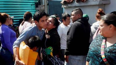 Familiares y amigos reciben a los grupos de ciudadanos centroamericanos deportados desde Estados Unidos este jueves, en el exterior de la Fuerza Aérea Guatemalteca, en Ciudad de Guatemala.