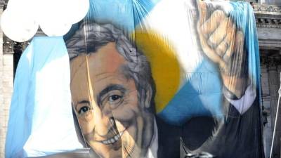 Vista general de una bandera de Argentina con la imagen del expresidente fallecido Néstor Kirchner. Foto: EFE/Archivo.