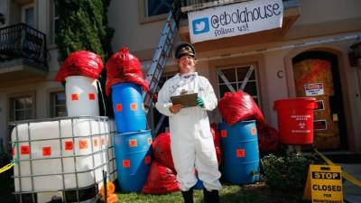 James Faulk, apiló varios barriles con advertencias de 'riesgo biológico' en su patio en el vecindario University Park de Dallas.