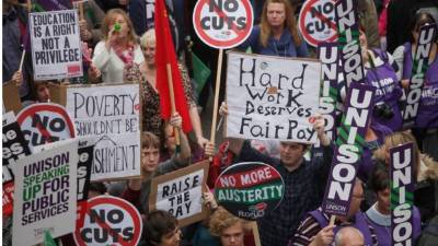 Miles de trabajadores salieron a las calles de Londres a protestar por mejores salarios.