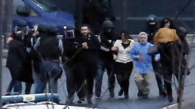 Los agentes desalojan los locales cercanos a la tienda judía de París donde un terrorista mantenía como rehenes a seis personas. / AFP