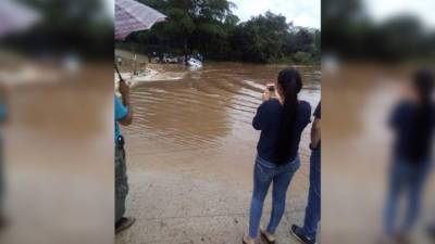 Algunos carros quedaron atrapados al cruzar el vado.