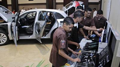 Jóvenes estudiantes del Infop en una exposición.