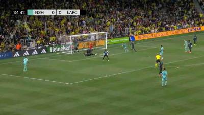 Denil Maldonado tirado en el campo tras no entenderse con su compañero y esto provocó el gol del Nashville.