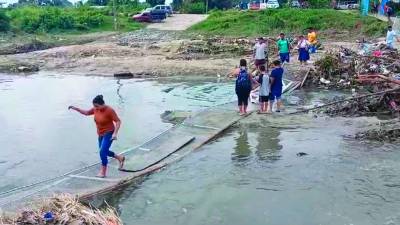 <b>Los pobladores cruzan por su cuenta el paso de la Flor de Cuba; en Cerrito Lindo siguen inundados y sin recibir apoyo, aseguran vecinos.</b>