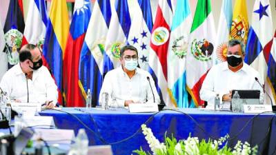 Los presidentes Alejandro Giammattei, de Guatemala, y Juan Orlando Hernández, de Honduras, junto al titular del BCIE, Dante Mossi. Los mandatarios Daniel Ortega, de Nicaragua, y Carlos Alvarado, de Costa Rica, estuvieron en la reunión vía Zoom, así como representantes de los Gobiernos y miembros del BCIE de El Salvador, Colombia, Cuba, México, Taiwán, República Dominicana y Corea.