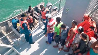 Los sobrevivientes del naufragio cuentan que todos dormían cuando comenzó a hundirse el barco. Los que estaban adentro no se salvaron.