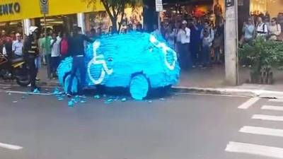 El conductor fue intervenido por un agente de tránsito.