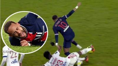Neymar sufrió una lesión en el partido del PSG contra el Lyon.