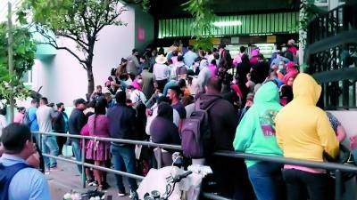 Con testimonios desgarradores, pacientes denuncian carencias en medicamentos y atenciones médicas en el Seguro Social de la capital.