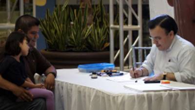 A quienes deseen una caricatura, Darío Banegas se las obsequiará.