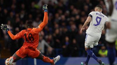 Karim Benzema le quitó el balón al portero Mendy del Chelsea y marcó su triplete. Foto AFP.