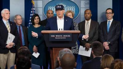 El presidente Donald Trump da una conferencia de prensa sobre el coronavirus (COVID-19) junto con miembros de la Fuerza de Tarea de Coronavirus en la sala de prensa de la Casa Blanca.