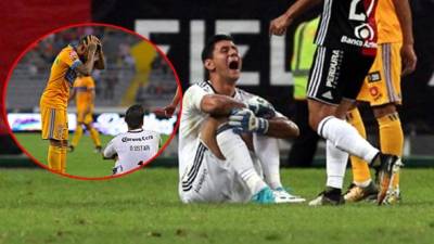 El portero del Atlas, Óscar Ustari, sufrió una terrible lesión en la rodilla izquierda.