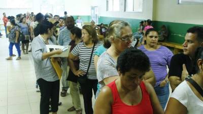 Las filas se realizaron de forma ordenada ayer. Foto: Cristina Santos.