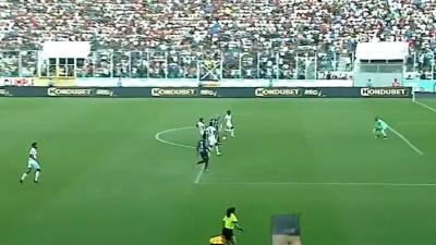 Auzmendi en el área sacó un derechazo que detuvo el portero Edrick Menjívar.