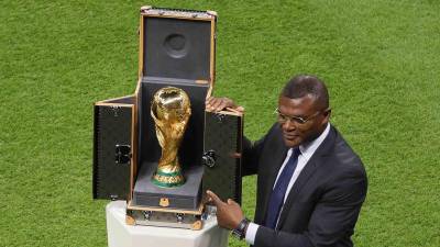 El exdefensor francés Marcel Desailly presentó la Copa del Mundo en el juego inaugural.