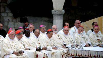 El papa Francisco llevó a cabo sus primeros cambios en la curia romana, el 'gobierno del Vaticano', indicó este sábado la Santa Sede. AFP