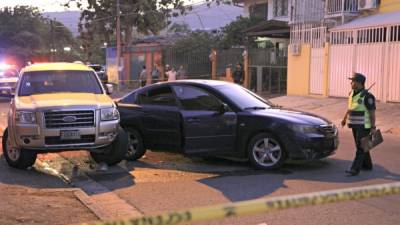 En el turismo marca Mazda 3 viajaban los robacarros, quienes después de la balacera escaparon de los policías.