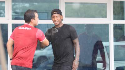 Romell Quioto saludando al cuerpo técnico del Olimpia.