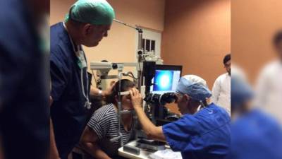 Oftalmólogos evalúan a una paciente. Imagen de archivo.