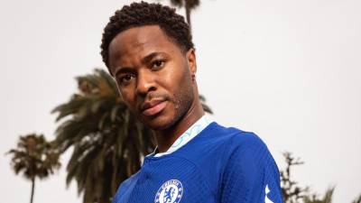 Raheem Sterling firmó por cinco temporadas con el Chelsea.