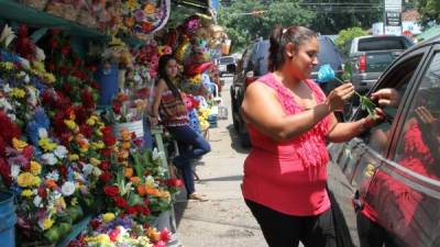 Con su carisma, Julissa Medina atrae los clientes al negocio de las flores.