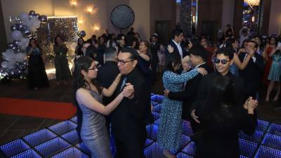 Los agasajados bailaron el vals con sus padres luego de su triunfal entrada al escenario.