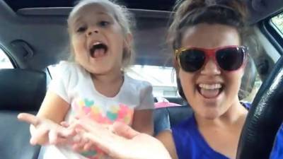 La pequeña se roba el show en este video donde demuestra su carisma y talento al imitar junto a su madre, la canción de la película de Disney 'Frozen'. Foto YouTube