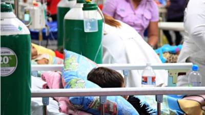 El dengue comienza con fiebre, nauseas o vómitos, sarpullido y dolor de cabeza. Si se agrava, los síntomas aumentan a dolor de estómago, vómitos frecuentes, pérdida de apetito y sangrado en las encías u otras partes del cuerpo, dicen los bifolios.