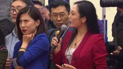 La reacción de esta periodista china ante la pregunta de una sus colegas se ha viralizado en redes sociales.