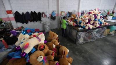 El poblado de Xonacatlán trabajan en la elaboración de peluches sobre todo para San Valentín.