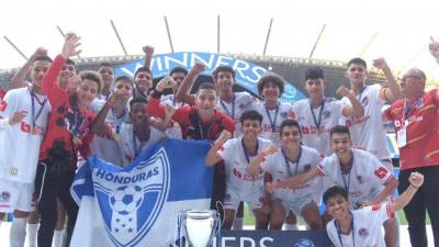 La Sub-15 del Olimpia festejó por todo lo alto la obtención de la Donosti Cup.