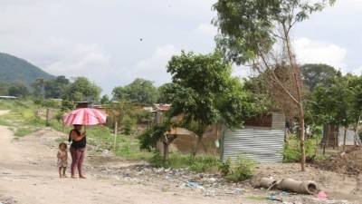 Una habitante de las invasiones observa la construcción de algunas covachas.