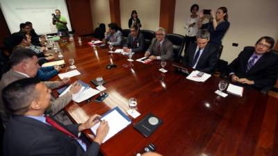 Autoridades hondureñas reunidas con personeros del FMI en esta foto de archivo correspondiente a la visita que hicieran en junio de 2016.