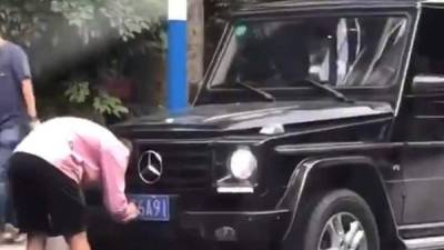 Yu Hanchao, delantero estrella del Guangzhou Evergrande de China, fue detectado por una cámara de seguridad cambiándole la placa a su vehículo y esto ha provocado que inclusive el equipo lo despida y él tendrá que pasar por la cárcel.