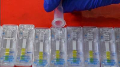 Foto referencial de un trabajador de la salud realiza una prueba de coronavirus. AFP