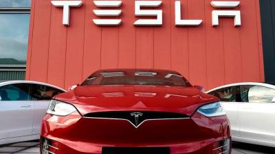 Tesla enfrenta una investigación por permitir a conductores utilizar videojuego mientras el auto está en circulación.