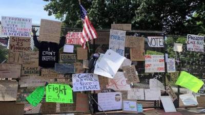 Vista de la valla con mensajes contra el racismo, a favor de la igualdad y contra la supremacía blanca, este martes en Washington (EE.UU.). EFE/Laura Barros