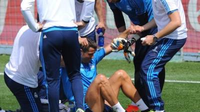 Juventus' Portuguese forward Cristiano Ronaldo (L) reacts to his team's defeat at the end of the UEFA Champions League round of 16 first leg football match between Porto and Juventus at the Dragao stadium in Porto on February 17, 2021. (Photo by MIGUEL RIOPA / AFP)