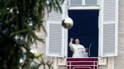 En el interior de la basílica, se han instalado dos pantallas para que quien quiera acercarse a la Plaza de San Pedro pueda seguir la Misa del Gallo. EFE