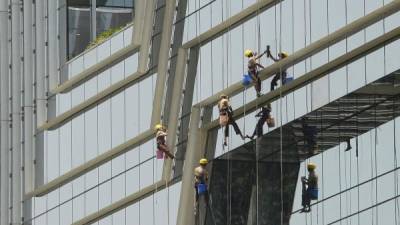 Un grupo de obreros trabajan en la construcción de un moderno rascacielos