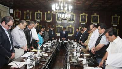 Antes de comenzar, el Presidente y los ministros elevaron oraciones a Dios.